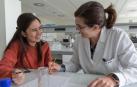 La profesora Elena Ibáñez Sopeña, de la Facultad de Farmacia y Nutrición, con una estudiante en el laboratorio de Química orgánica
