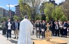 Joaquín Galve, presidente del TSJN, ha participado este jueves en el recibimiento del Ángel de Aralar fuera de las instalaciones del Palacio de Navarra. Es la segunda ocasión en la que este tradicional acto se celebra en el exterior, tras la negativa en 2023 del consejero de Justicia de la pasada legislatura, Eduardo Santos, a recibirlo dentro.