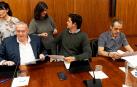Santos Mauleón (izquierda), con ediles de su grupo, del PP y de Contigo al iniciarse el pleno./
