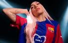 La artista Karol G con la camiseta del F.C. Barcelona con su logotipo