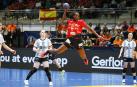 La navarra Lysa Tchaptchet se prepara para el lanzamiento en el duelo de ayer ante Argentina.