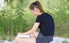Imagen de una joven leyendo