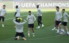 Los jugadores del PSG durante el entrenamiento que su equipo ha realizado en el Estadio Olímpico Lluís Companys este lunes.