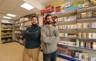 Alex Sánchez y Jacobo Senosiáin, junto a la sección de puzles de D20 Juegos, en la plaza de la Cruz