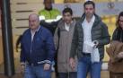 El candidato a lehendakari por el PNV, Imanol Pradales (d), acompañado por el presidente peneuvista Andoni Ortuzar, a su salida del hospital de Barakaldo donde ha sido atendido tras ser atacado con gas pimienta por una persona a la finalización de su intervención en el mitin que su formación ha ofrecido hoy martes en la localidad vizcaina