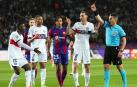 El colegiado expulsa con roja directa a Araújo. El Barcelona pagó caro jugar con diez durante una hora.