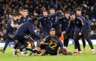 Rüdiger, autor del penalti que le ha dado al conjunto blanco el pase a semifinales, lo celebra junto a sus compañeros