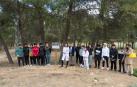 Autoridades y alumnos participantes en la creación del nuevo paseo saludable del Hospital Reina Sofía de Tudela, durante su inauguración