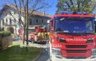 Camión de bomberos en el lugar en el que han fallecido dos personas en el incendio de un caserío