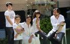 Marisa Cordeiro y Máximo López Sesma con Ian (12 años), Alan (9 años) y Eban (7 años). El padres y los tres hijos llevan instalados sensores que les permiten monitorizar los niveles de glucosa acercando un dispositivo, lo que les evita tener que pincharse para hacer las mediciones