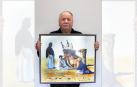 José Ochoa Segura, 67 años, muestra el regalo que recibió de la primera niña saharaui que su familia acogió en el verano de 1997