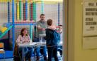 Una persona ejerce su derecho al voto para las elecciones al Parlamento Vasco, este domingo, en un colegio electoral en Bilbao