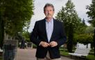 Luis Ordoki Urdazi, ex secretario general de la Cámara de Comptos, posa en el parque de la Media Luna, junto al conjunto escultórico de Sancho III ‘El Mayor’.