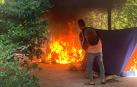 Imagen de la tienda de campaña ardiendo el sábado por la tarde en el convento de Aranzadi
