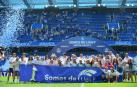 Jugadoras y cuerpo técnico del Deportivo celebran en Riazor el ascenso a Liga F
