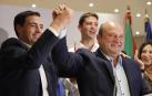 El candidato a lehendakari del PNV, Imanol Pradales (i), y el presidente del PNV Andoni Ortuzar (d) celebran los resultados electorales vascos