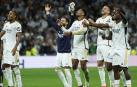 Los jugadores del Real Madrid celebran con su afición la victoria contra el FC Barcelona.