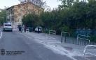 El coche accidentado, fuera de la vía en la calle Vergel