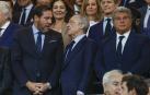 Joan Laporta (derecha), en el palco del Bernabéu durante el Clásico