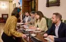 Maider Beloki (EH Bildu), de pie, conversa con la portavoz socialista, Marina Curiel, en un pleno municipal en enero