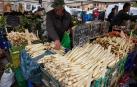 Imagen de un puesto del mercadillo de Barañáin con espárragos