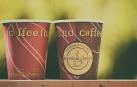 Dos vasos de café para llevar