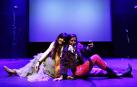 La Escuela Navarra de Teatro ofrece todo el fin de semana la obra 'Ondas Bárbaras'.