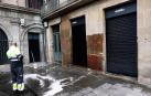 Un operario limpia unas pintadas aparecidas en la mañana de este jueves en la sede de EH Bildu en Pamplona