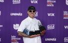 El cantante colombiano Feid posa con algunos de los premios