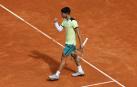 Carlos Alcaraz celebra un juego durante el partido en el Masters 1000 de Madrid