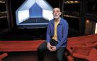 Alfredo Sanzol, el viernes en el Teatro Gayarre. Detrás, la escenografía de La casa de Bernarda Alba, que este sábado volverá a escena