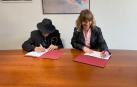 José Jiménez, en representación de la Fundación Gaz Kaló, e Inés Jiménez, Directora General de Protección Social y Cooperación al Desarrollo, durante la firma del convenio