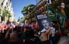 Simpatizantes trasladan su apoyo a Sánchez en los alrededores de Ferraz