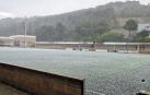 Fotografía de un campo de fútbol tras la granizada de este sábado
