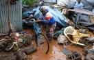 Un hombre intenta recuperar parte de sus posesiones tras las lluvias torrenciales en el barrio de Matare, situado en la capital de Kenia