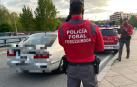 Los agentes, junto al vehículo detenido