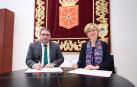 Unai Hualde y María Iraburu, en el momento de la firma del convenio de colaboración