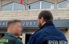 Imagen de un agente de la Guardia Civil y otro de la Policía Francesa de Fronteras