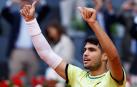 Carlos Alcaraz celebra el triunfo ante Struff en el Masters 1000 de Madrid.
