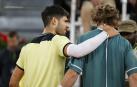 Carlos Alcaraz (izda.) felicita al ruso Andrey Rublev tras su victoria en el choque del Mutua Madrid Open 2024