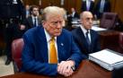 El expresidente Donald Trump con los ojos cerrados durante su juicio penal