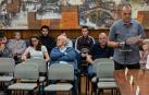 De pie, el ya ex concejal Rubén Virto en su intervención en la que pidió disculpas y una investigación,