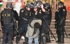 La policía arresta a decenas de estudiantes propalestinos acampados en la universidad de Los Ángeles