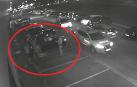 Momento en el que el menor es descubierto robando en un coche