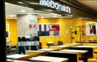 Estado en el que quedó el escaparate del Mcdonalds de Badalona tras el ataque con un hacha