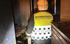 Imagen de un bombero en la vivienda afectada por un incendio en Leganés