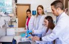 El profesor titular de la Universidad de Málaga y director de la cátedra Imbrain: Neurociencia Integrada y Bienestar, Manuel Narváez(d), junto a su equipo de trabajo en el laboratorio de la facultad de Medicina