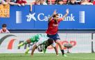 Rubén García protesta una mano de Abner en el Osasuna-Betis.