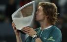 Rublev besa el trofeo que le acredita como ganador del Mutua Madrid Open 2024