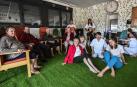 Varias residentes con parte del equipo de trabajadoras ayer por la mañana en el jardín interior de la residencia de Funes.